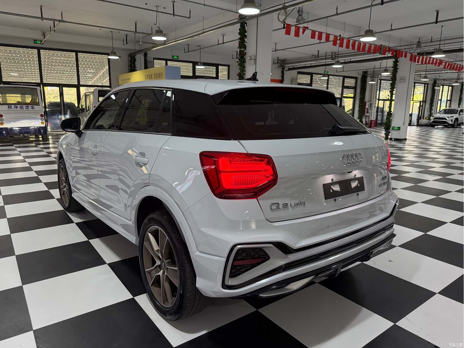 Audi Q2L, 2023 8