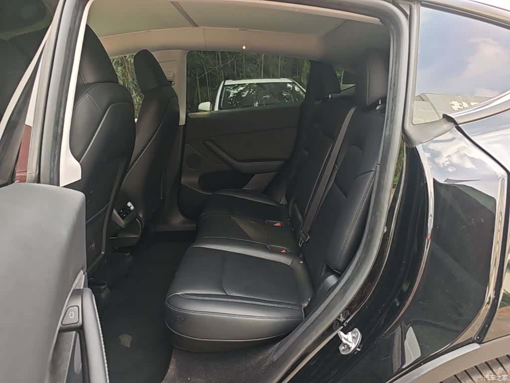 Tesla Model Y, 2023 17