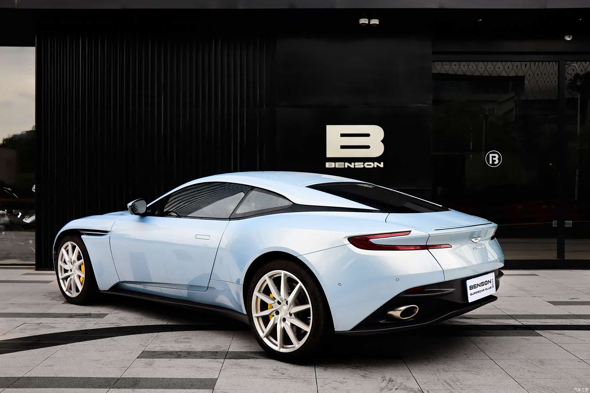 Aston Martin DB11, 2018 4