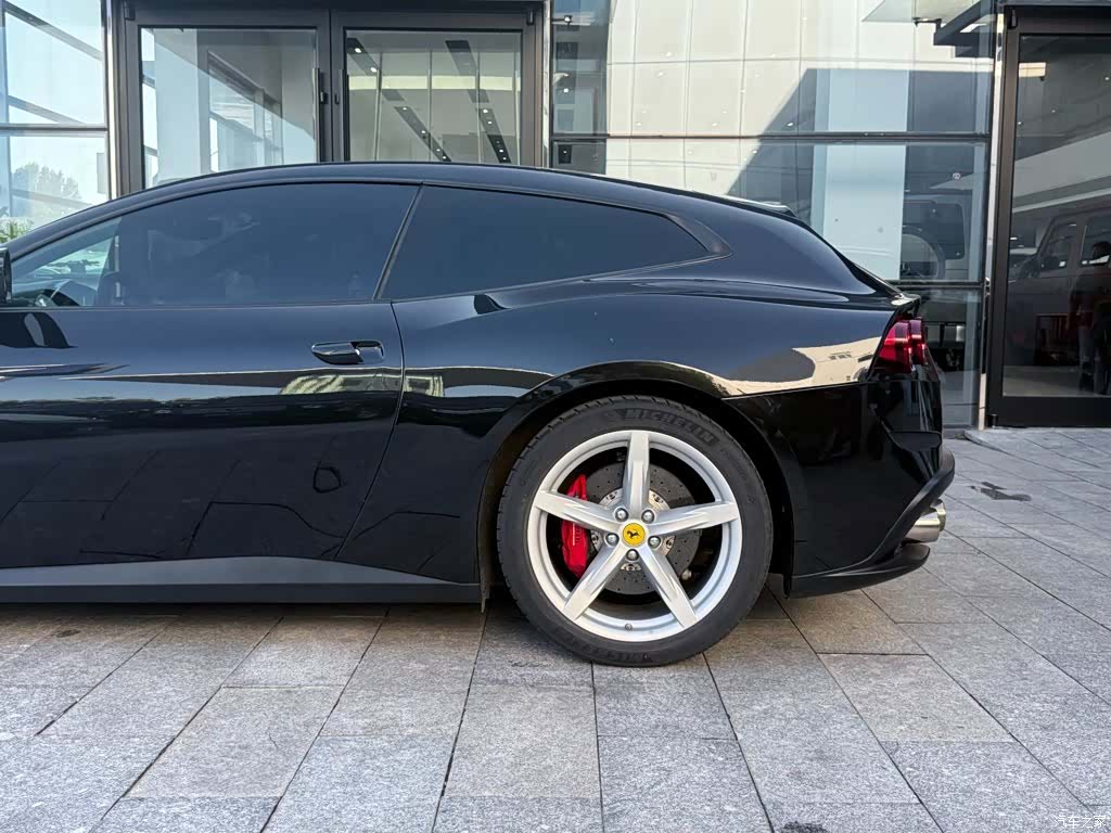 Ferrari GTC4Lus, 2019 6
