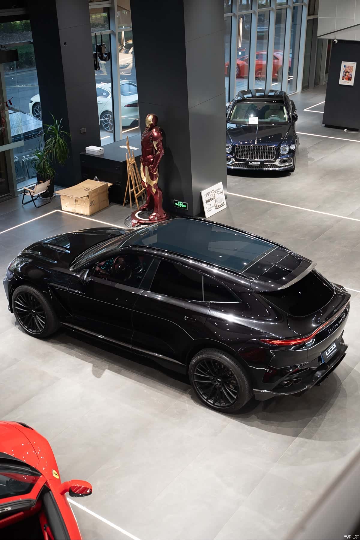 Aston Martin DBX, 2021 3