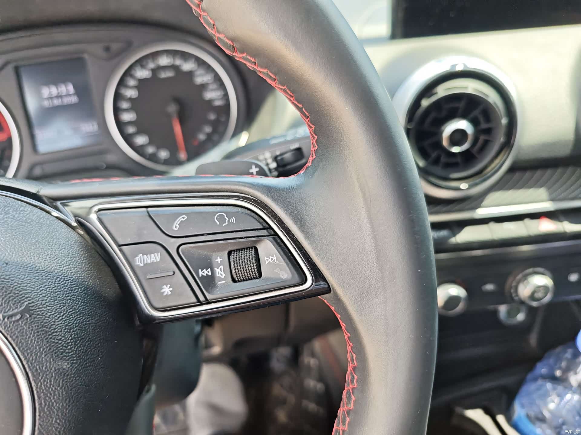 Audi Q2L, 2023 15