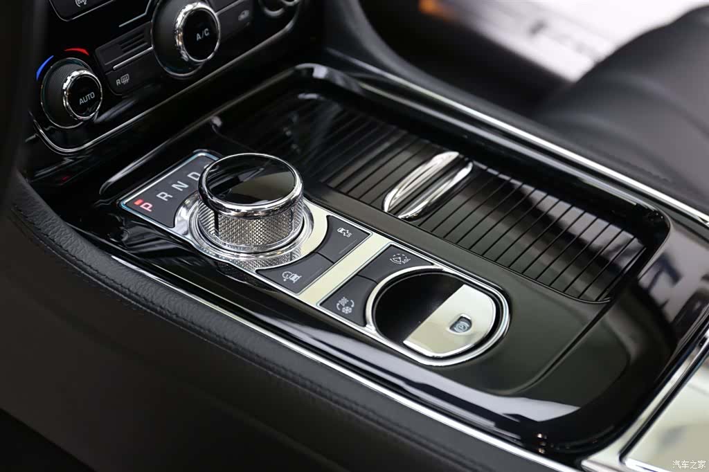Jaguar XJ, 2019 12