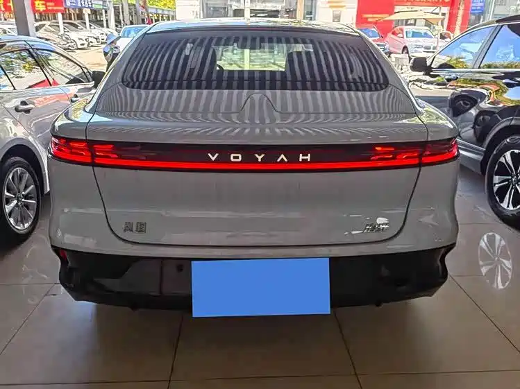 VOYAH Lantu chasing light