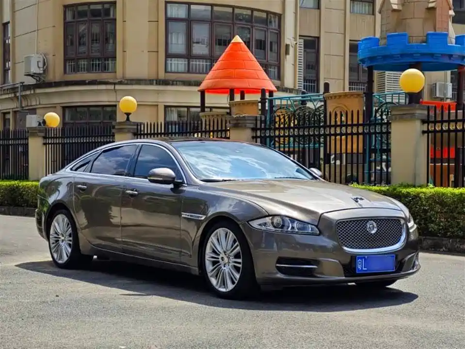 Jaguar XJ