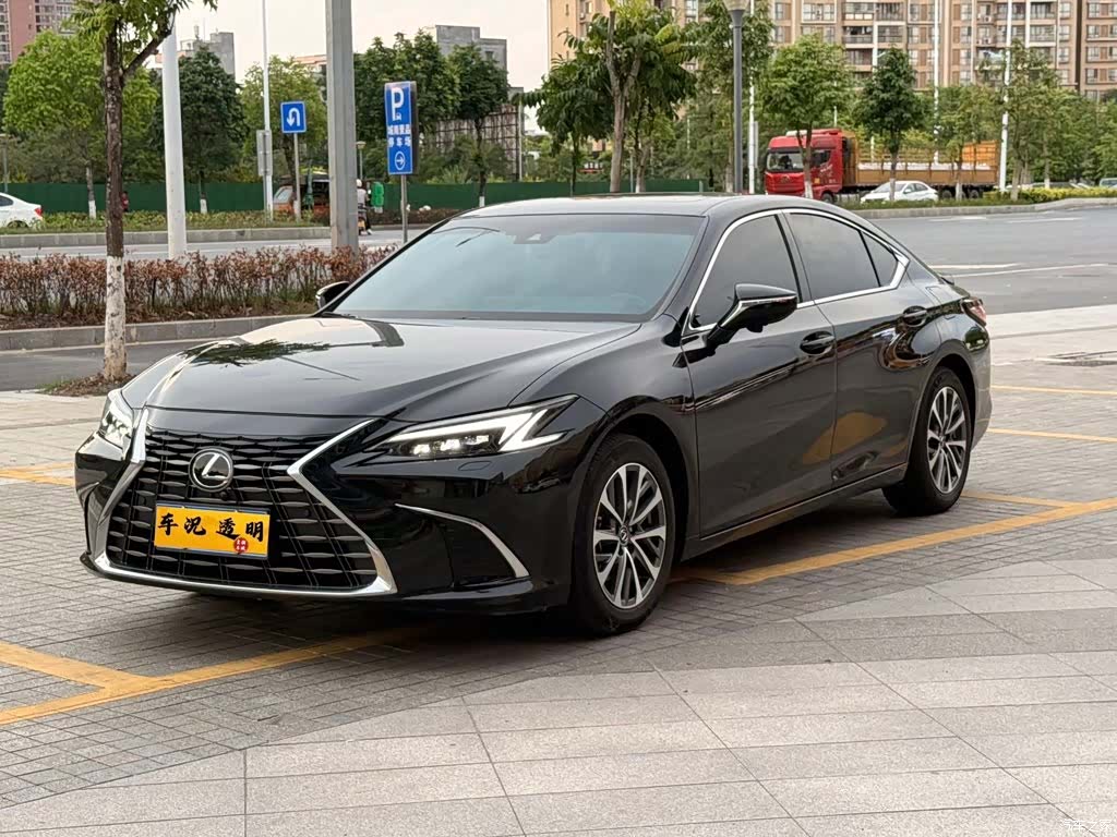 Lexus ES, 2025 1
