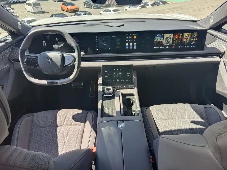 VOYAH Lantu chasing light