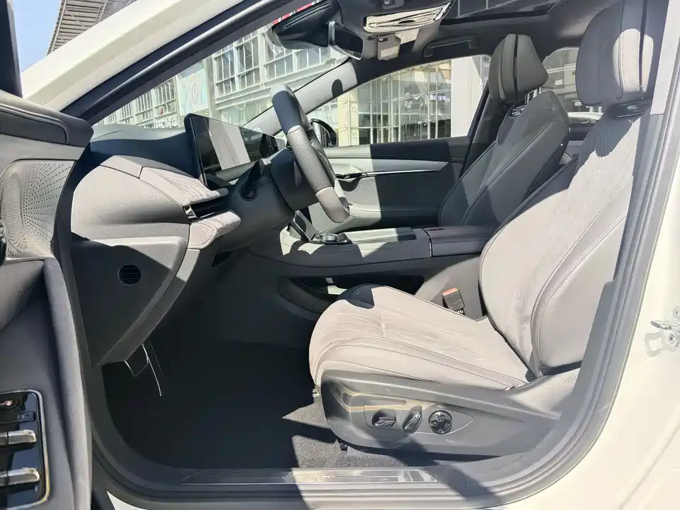 VOYAH Lantu chasing light