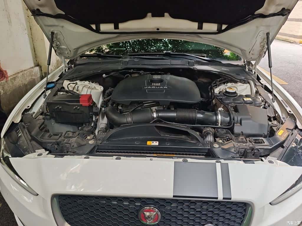 Jaguar XE, 2016 11