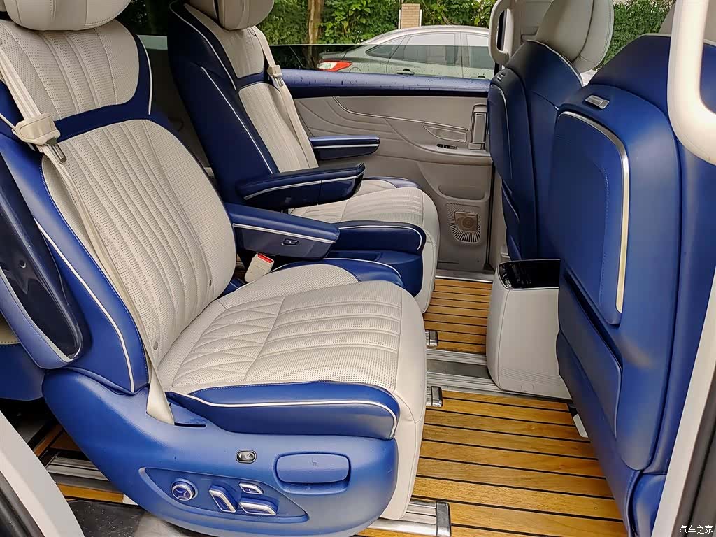 Roewe iMAX8, 2022 10