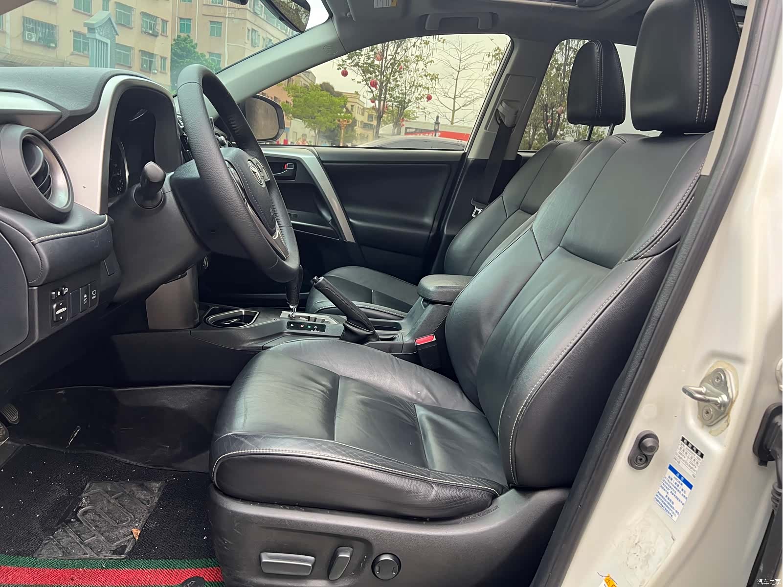 Toyota RAV4, 2017 все фото