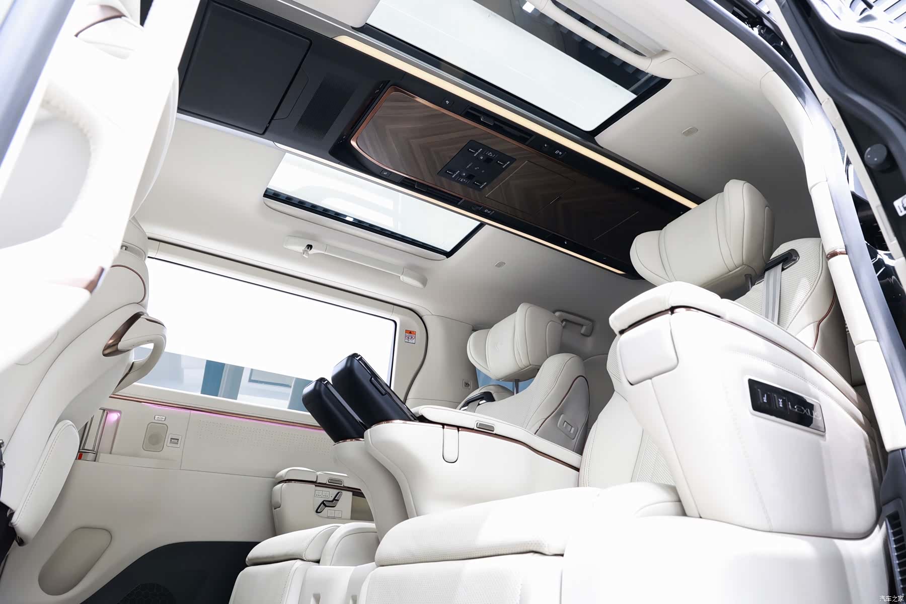 Lexus LM, 2025 18