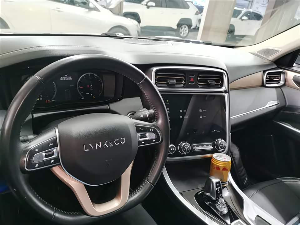 Lynk & Co 01