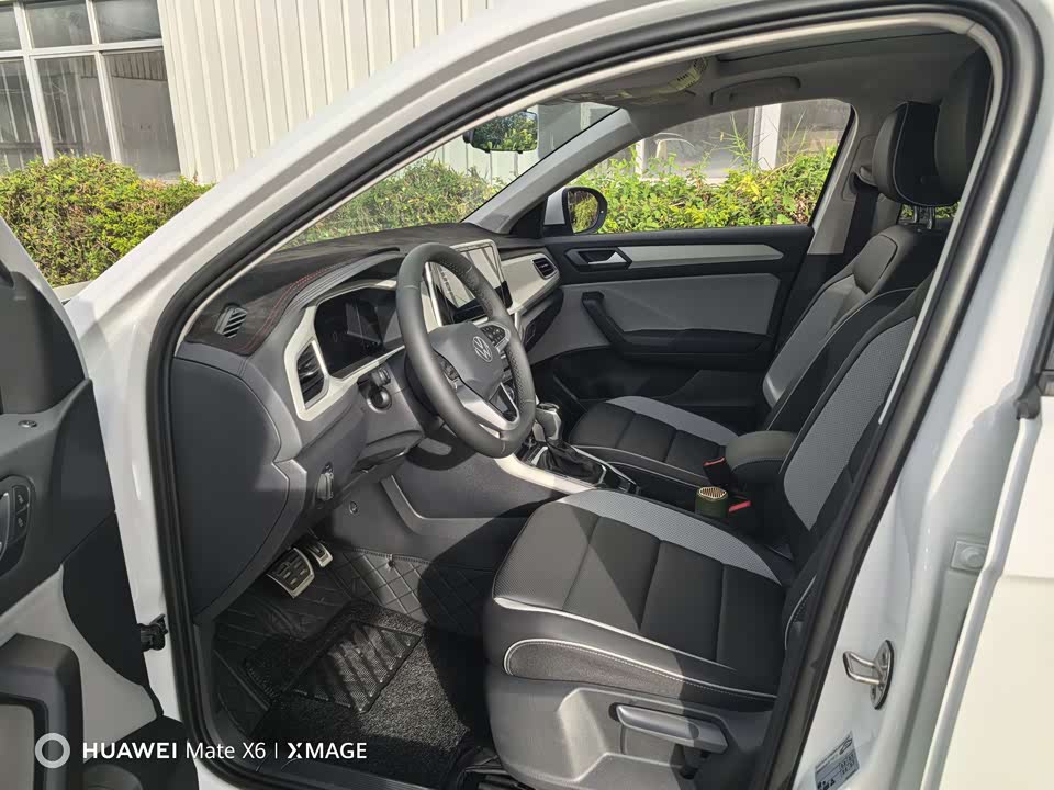 Volkswagen T-ROC exploring Songs