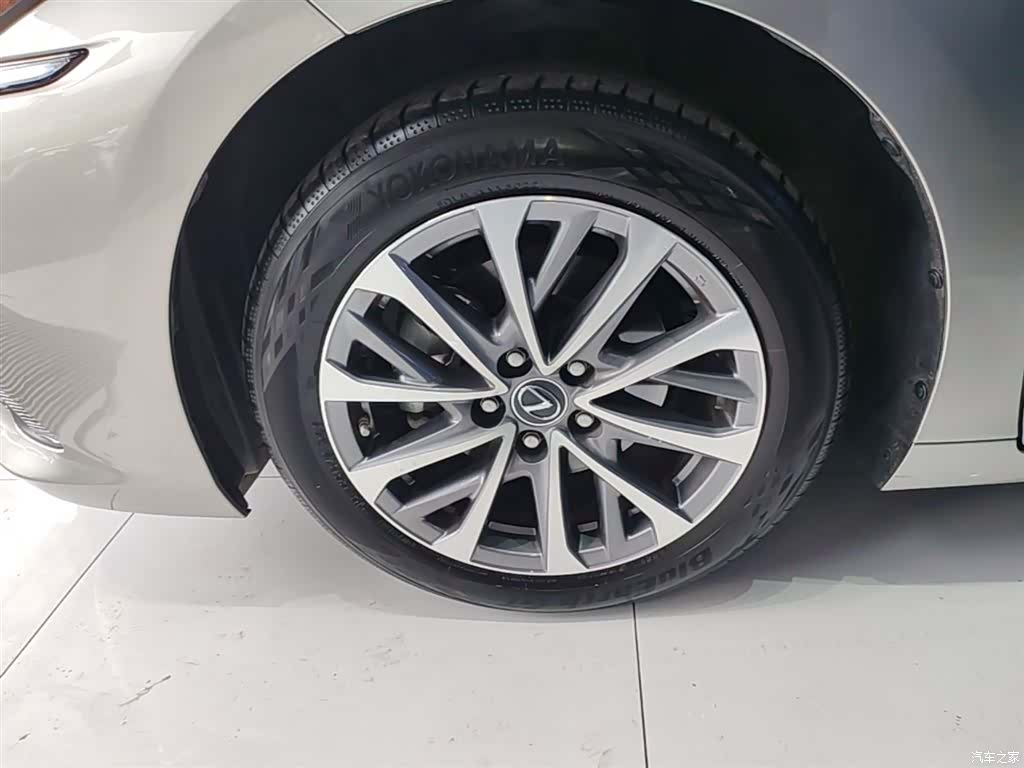 Lexus ES, 2023 23
