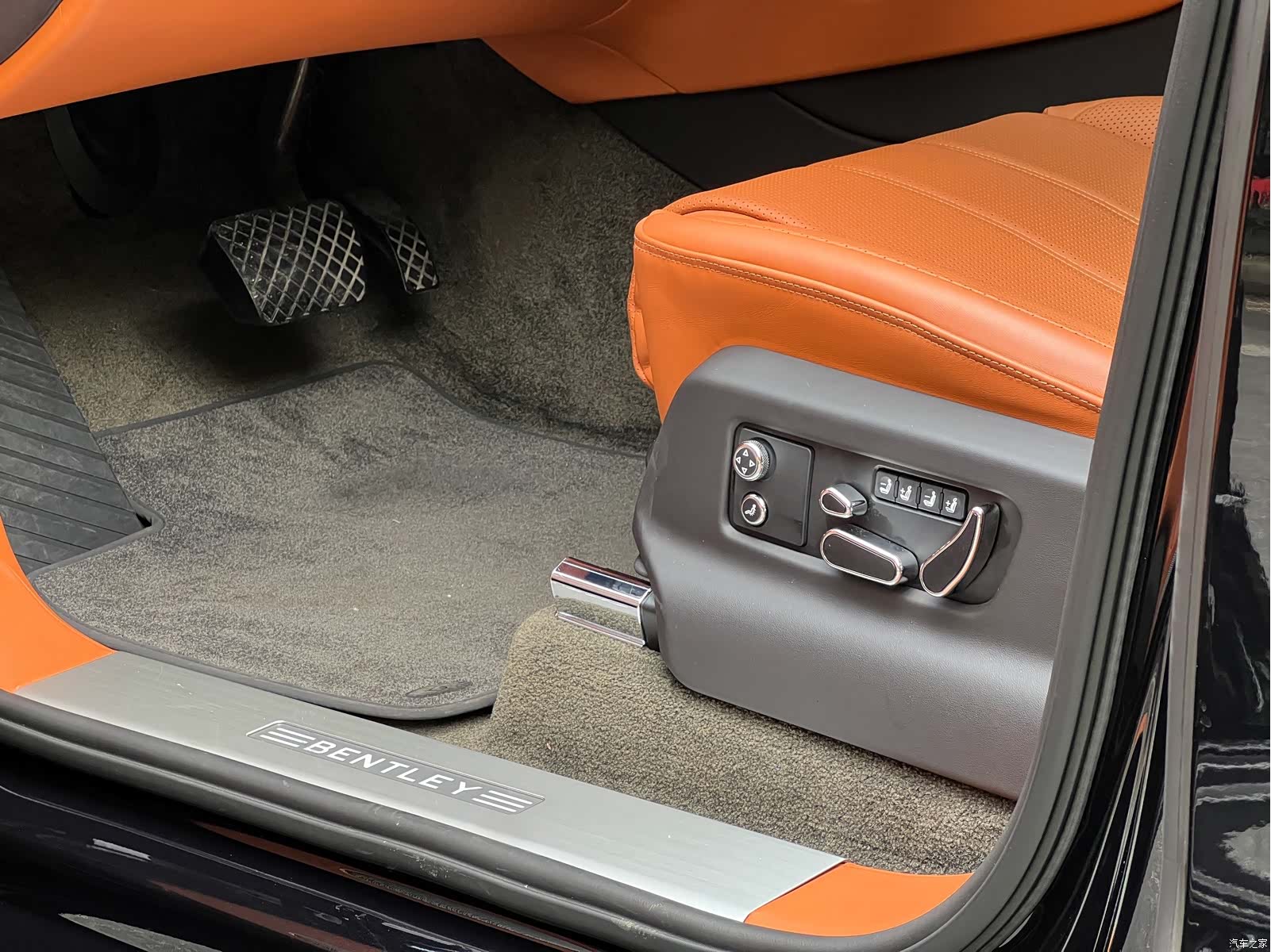 Bentley Bentayga, 2023 19