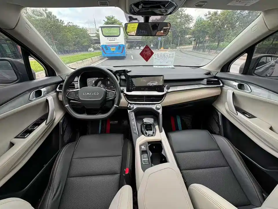 Lynk & Co 06