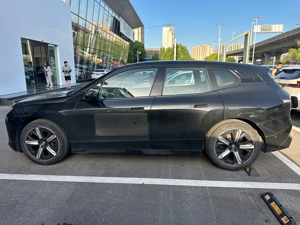 BMW iX