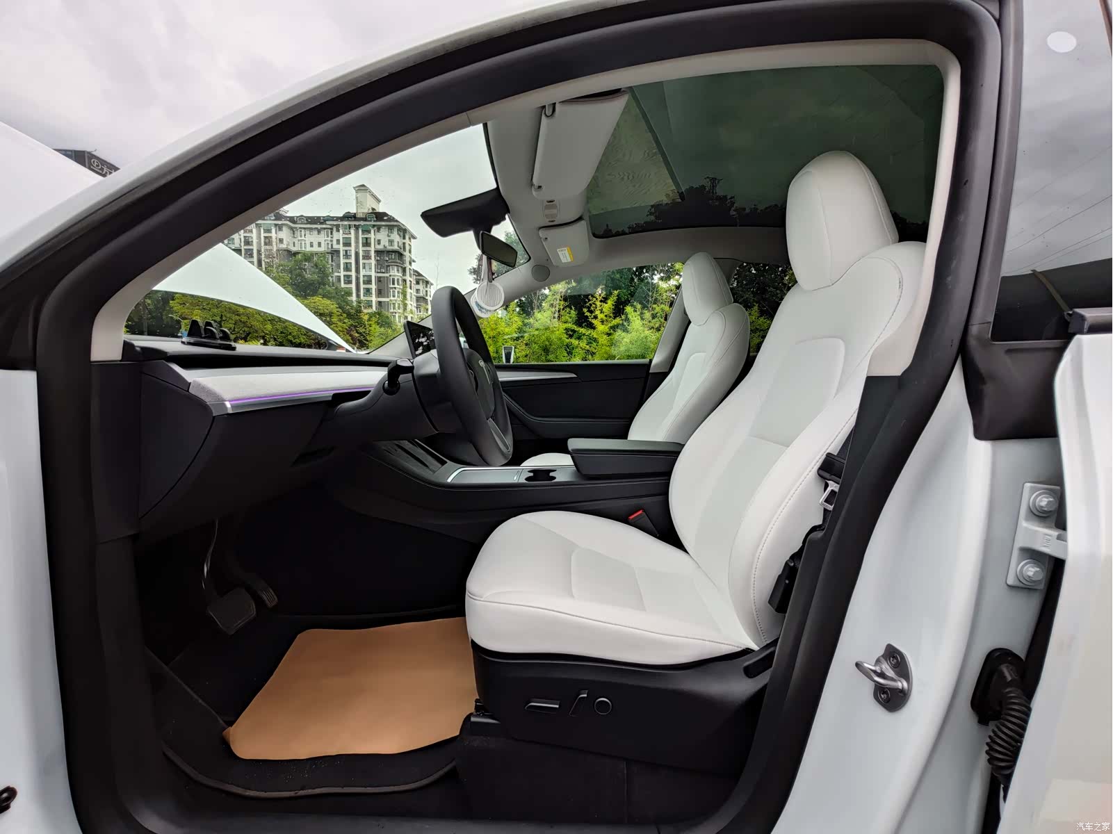 Tesla Model Y, 2024 17