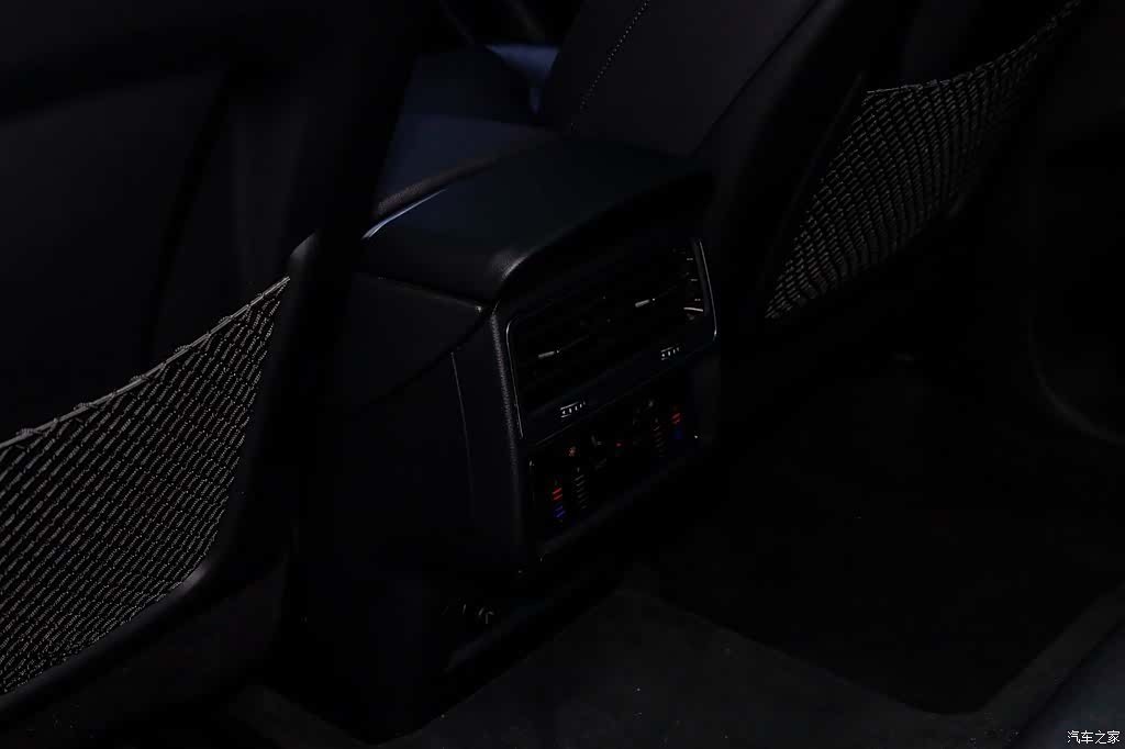 Audi Q8, 2023 11
