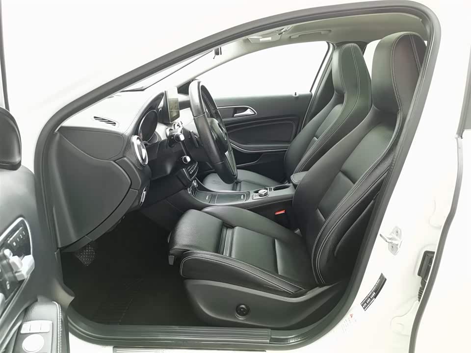 Mercedes-Benz GLA Mercedes-Benz GLA