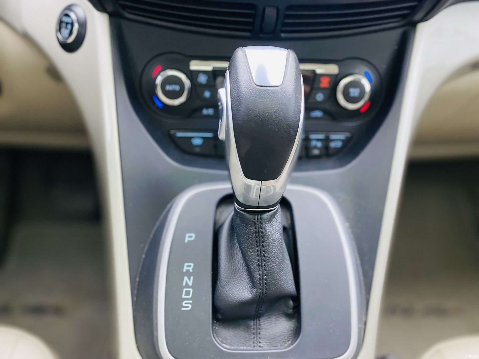Ford Kuga, 2015 11