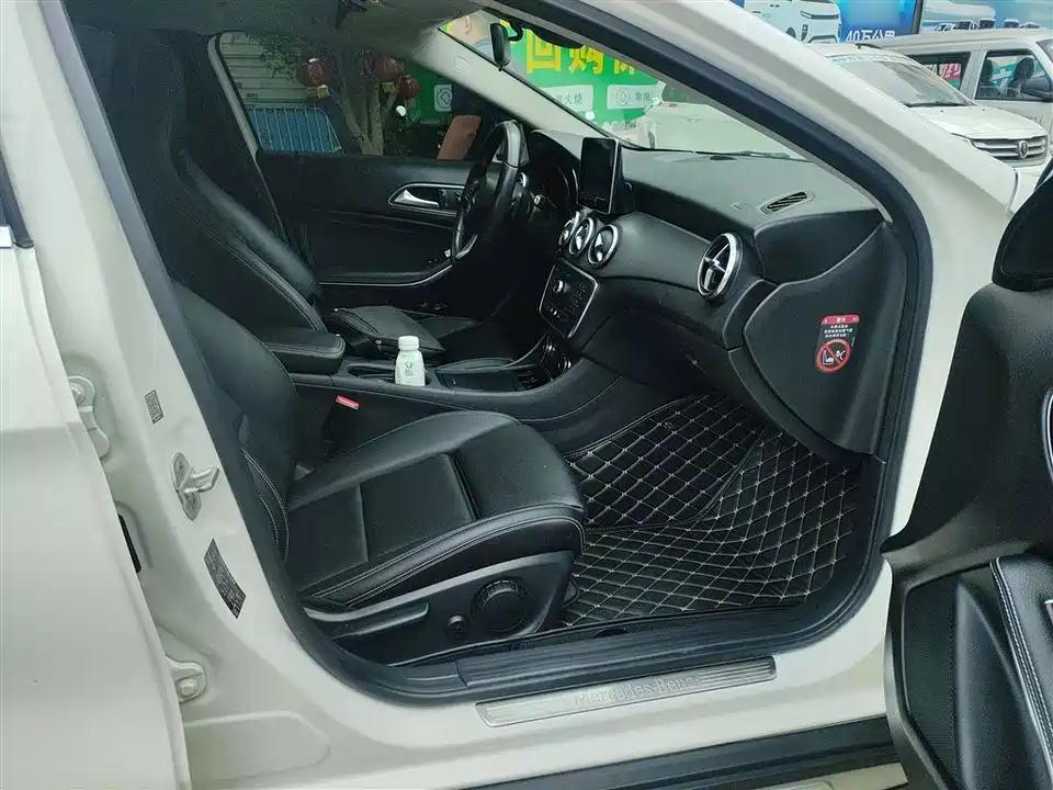 Mercedes-Benz GLA Mercedes-Benz GLA