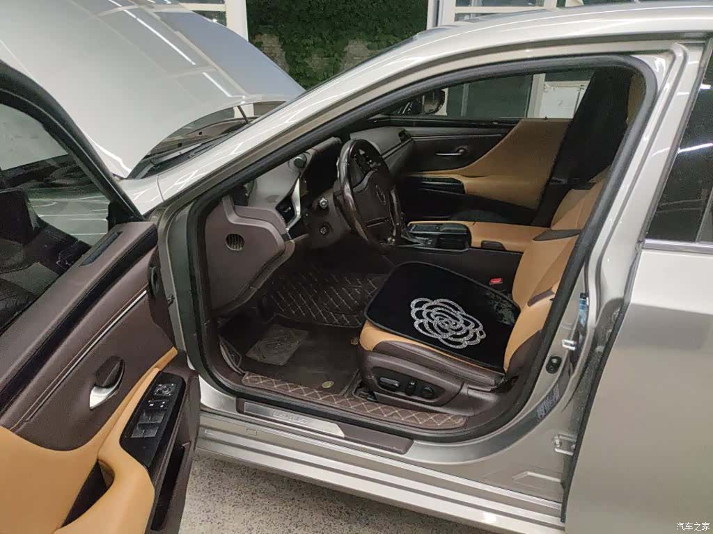 Lexus ES, 2020 4