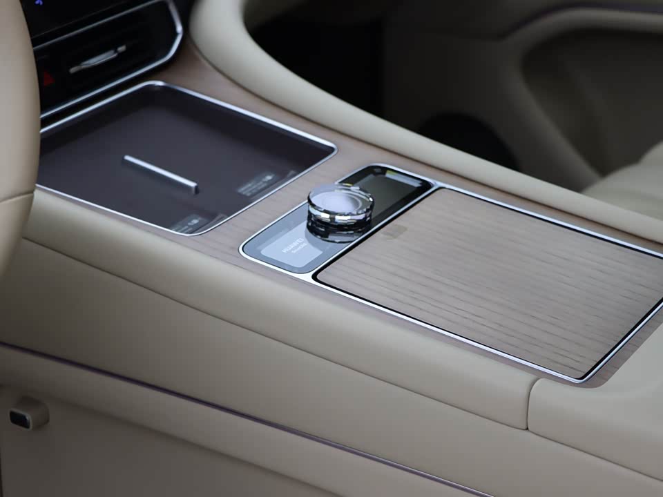 AITO Ask the world M9