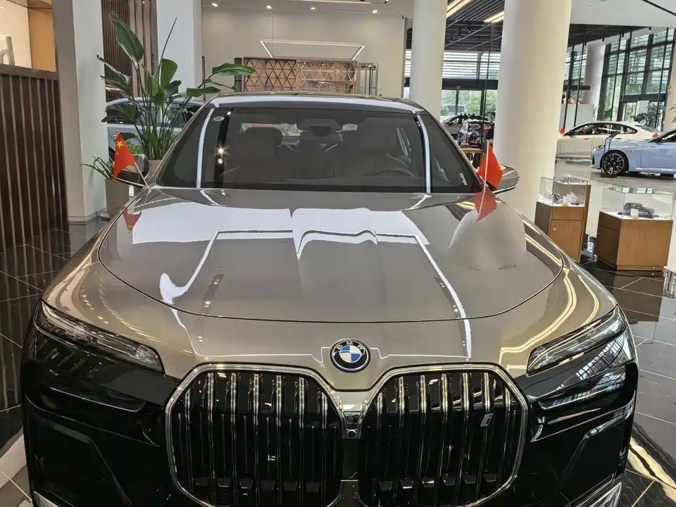 BMW i7