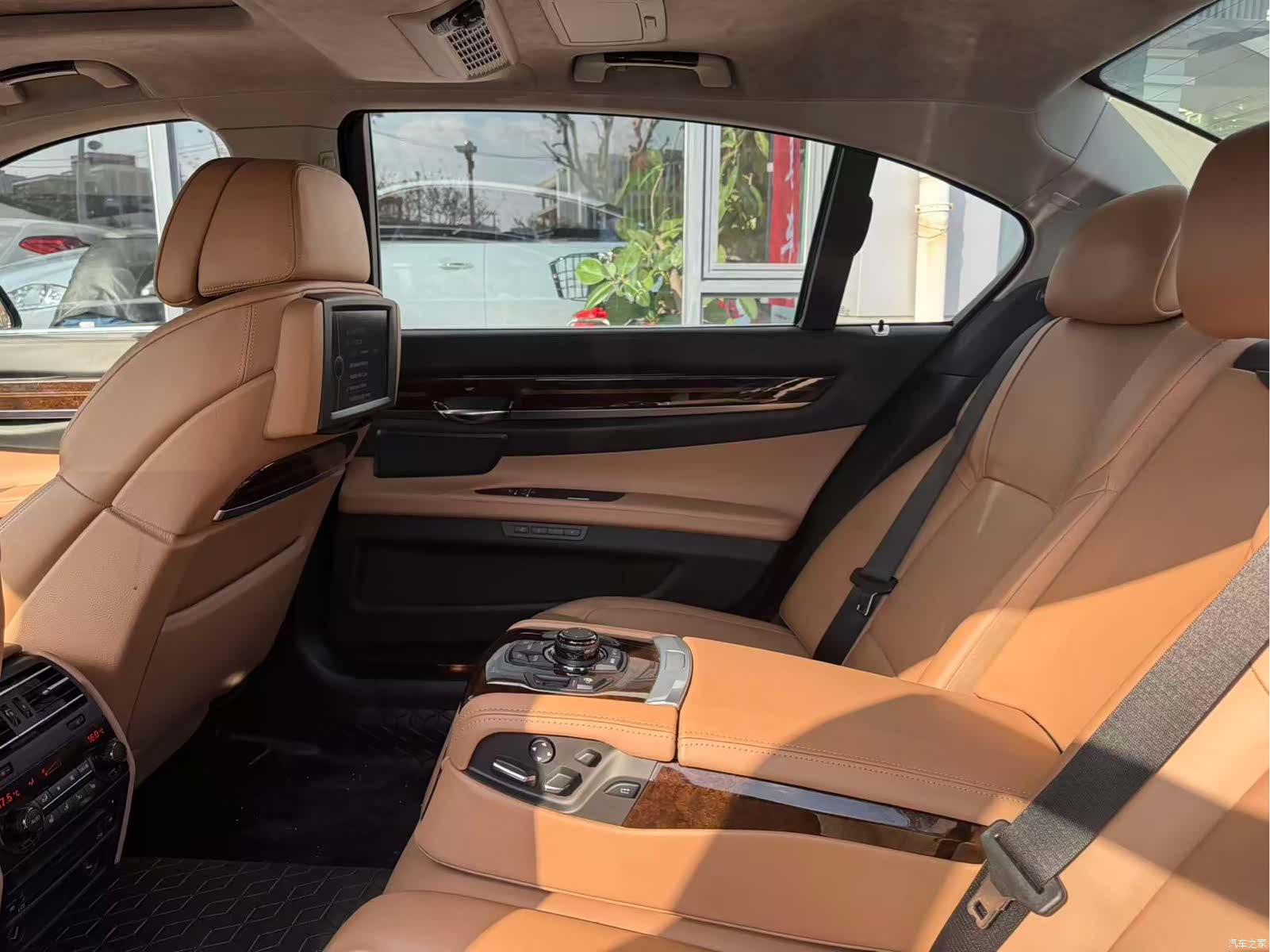 BMW 7 Series, 2011 24