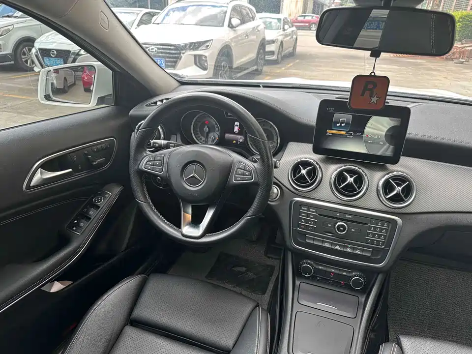 Mercedes-Benz GLA Mercedes-Benz GLA