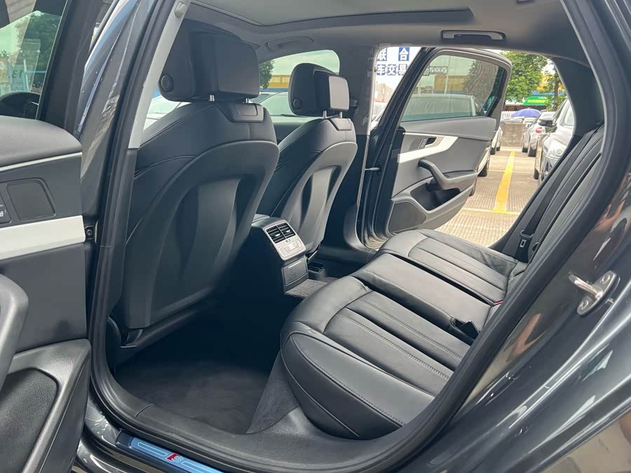 Audi A4L 2020, фото 25
