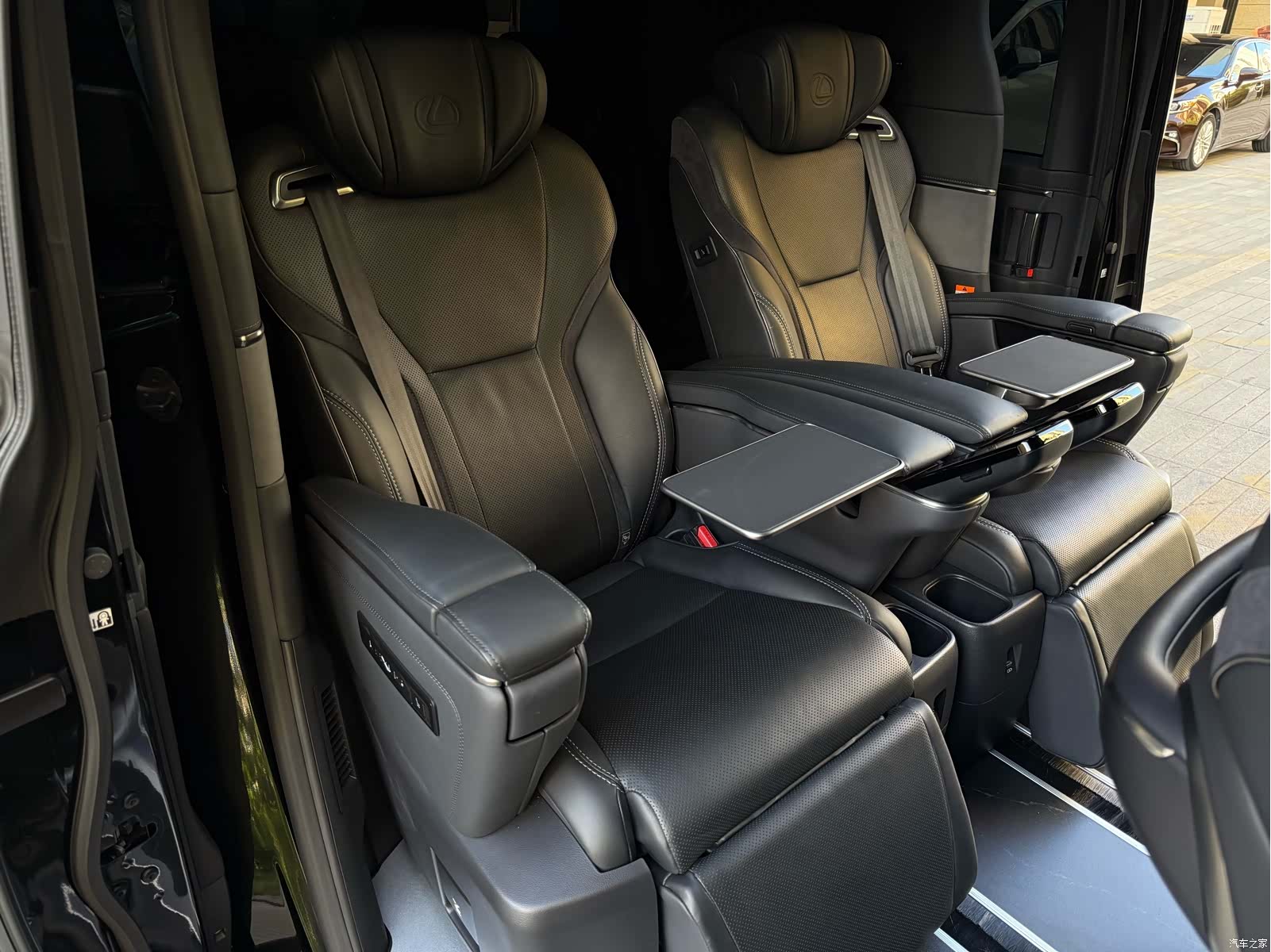 Lexus LM, 2025 10