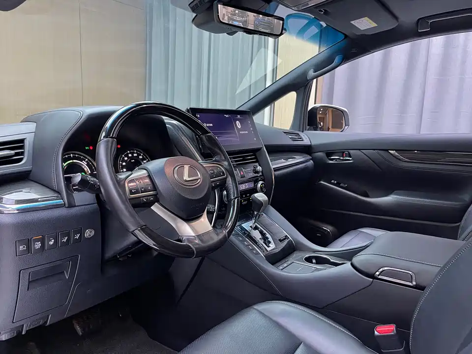 Lexus LM