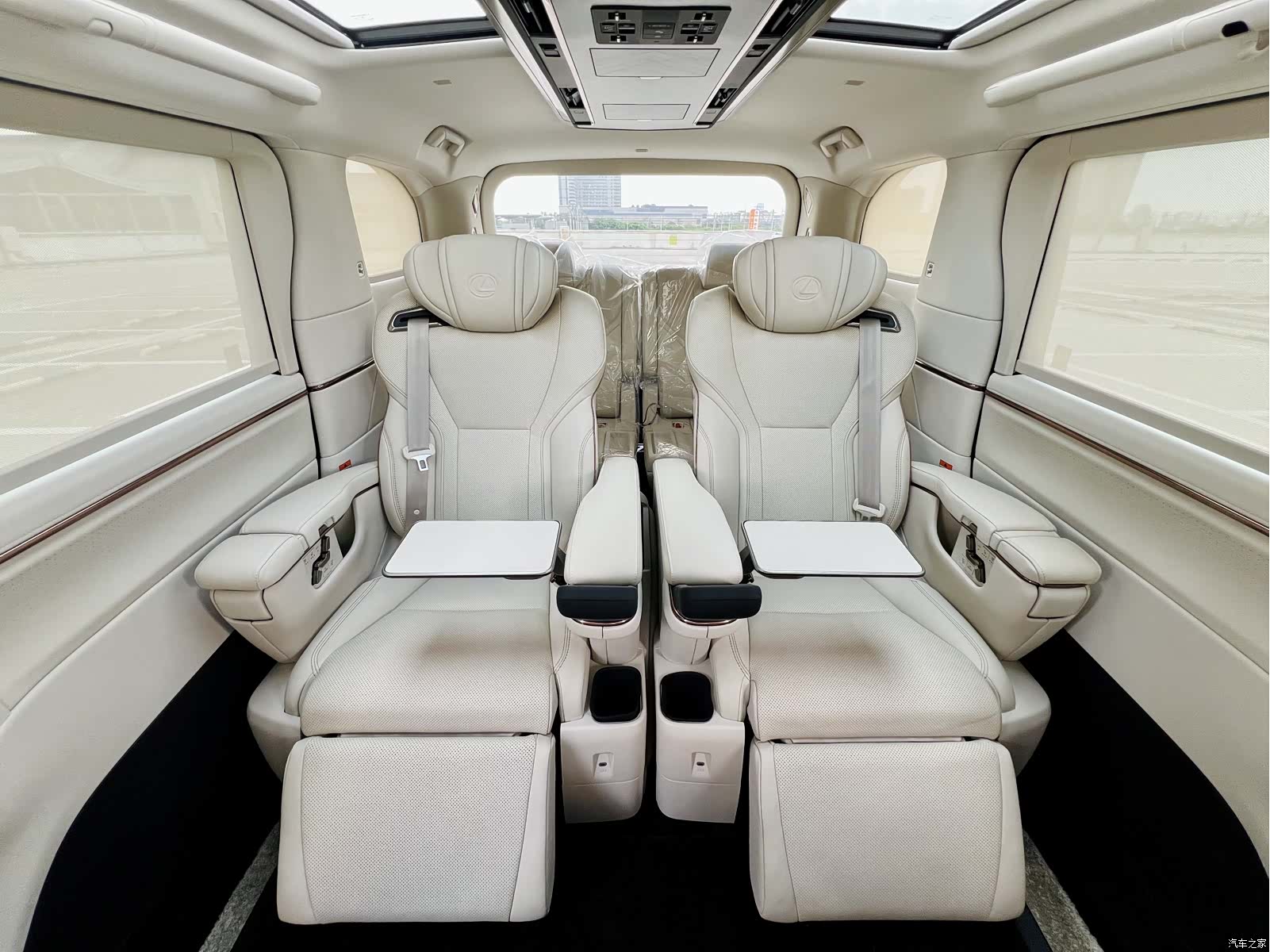 Lexus LM, 2025 11