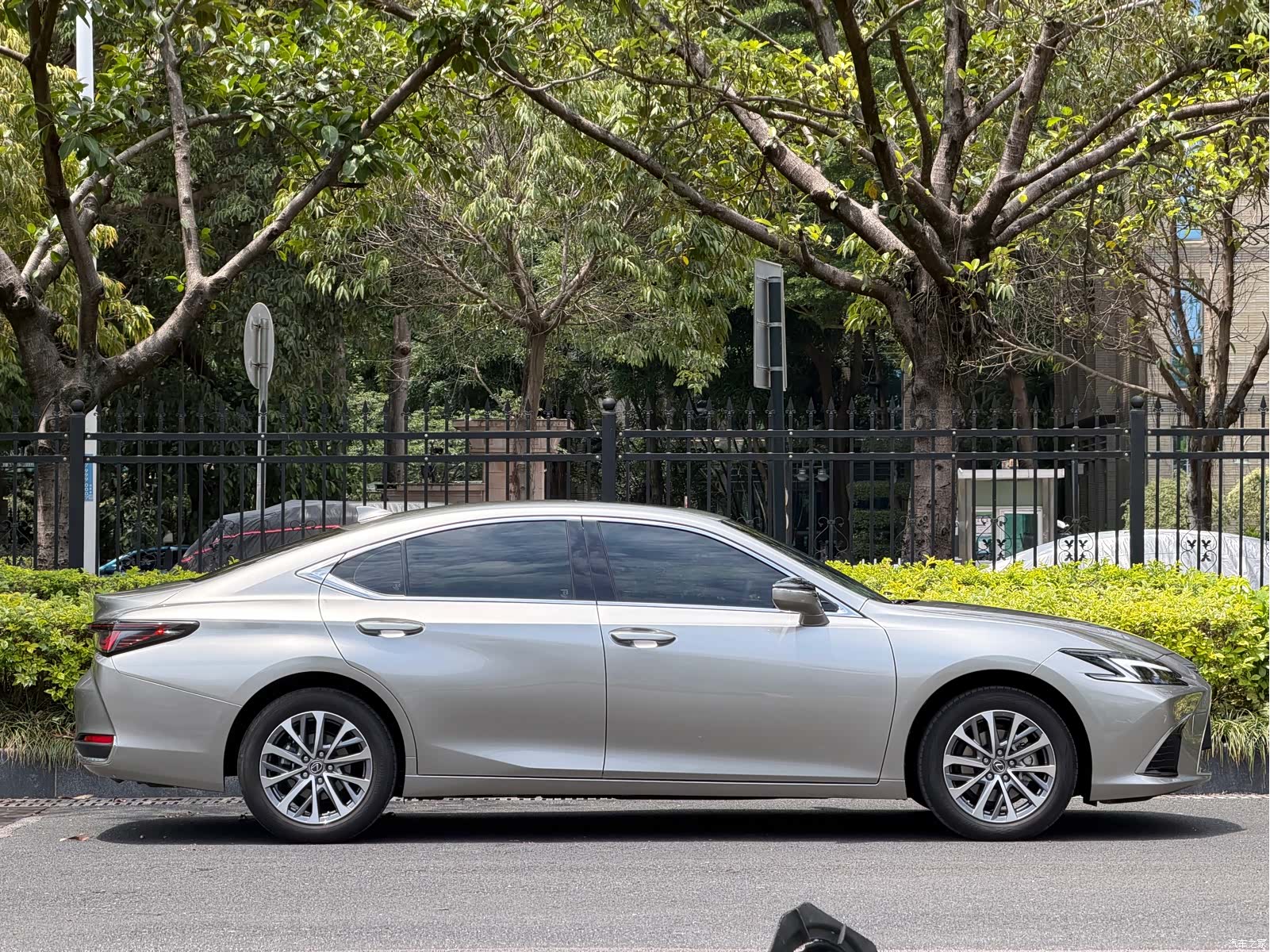 Lexus ES, 2025 3