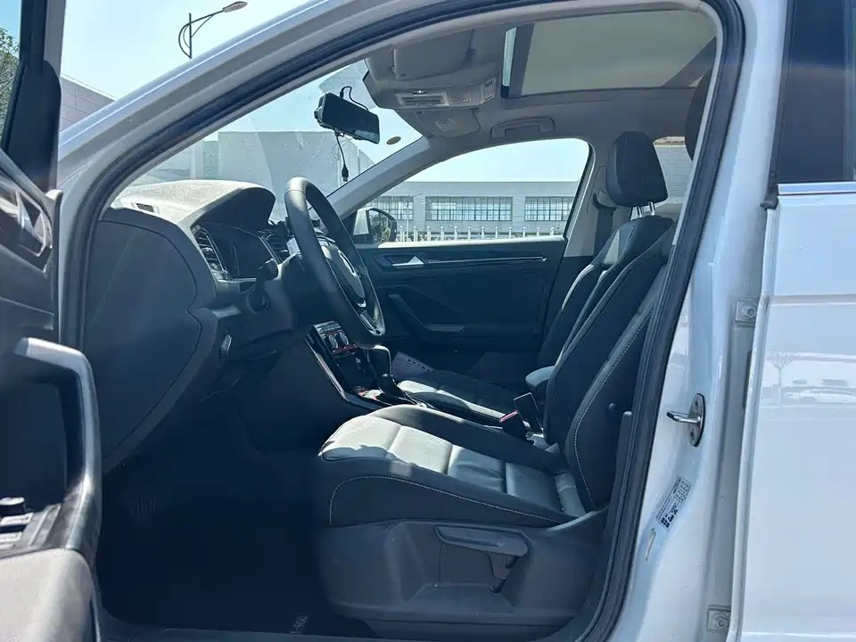 Volkswagen T-ROC exploring Songs