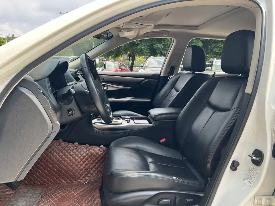 Infiniti Q70