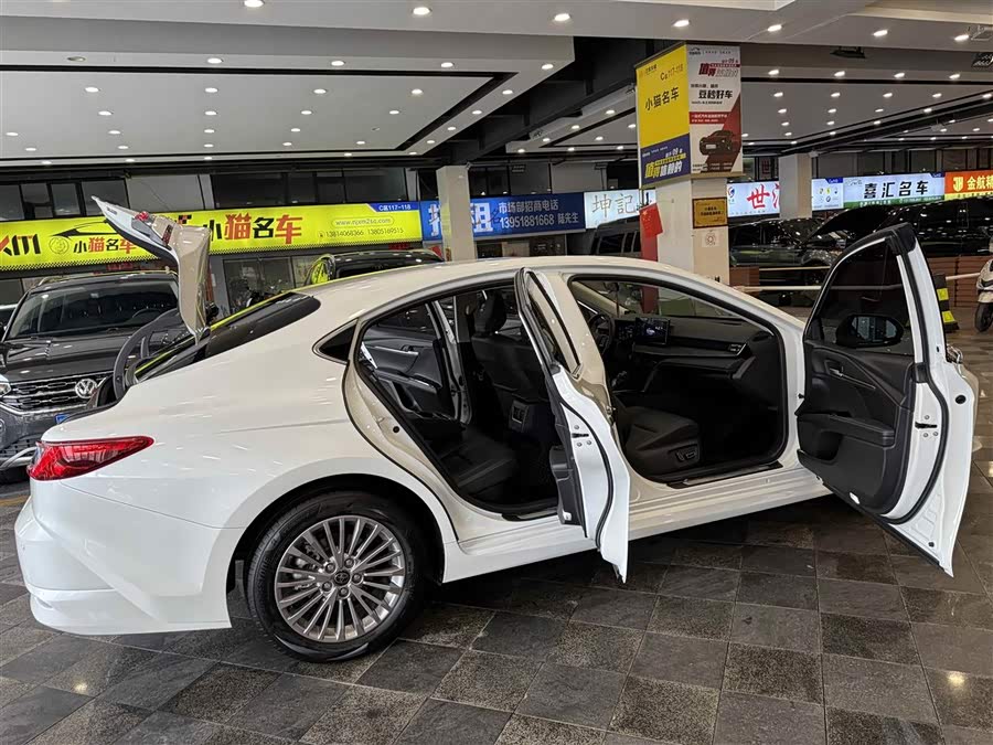 Toyota Camry 2025, фото 32
