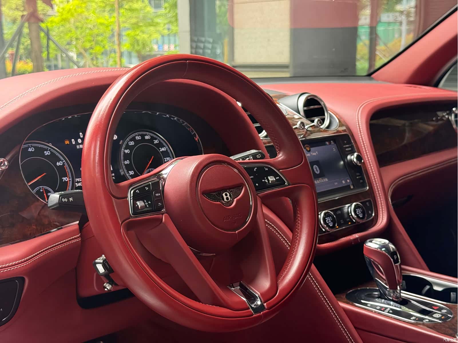Bentley Bentayga, 2016 все фото