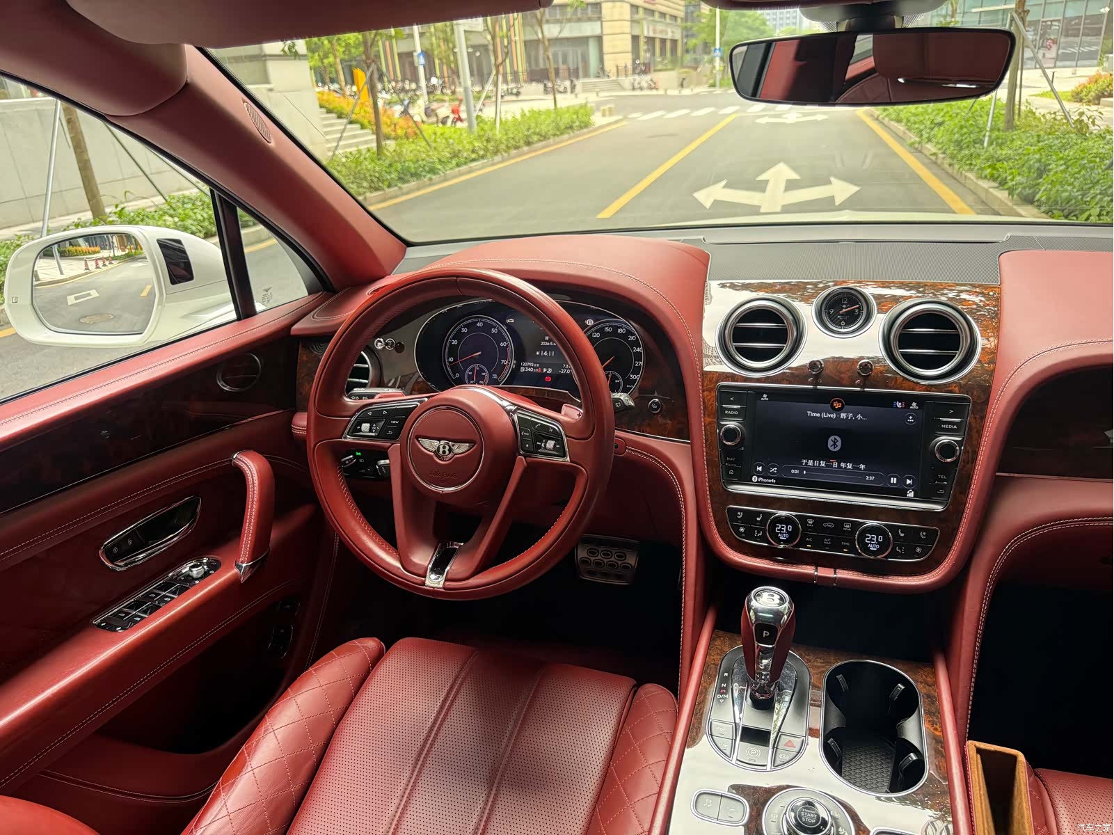 Bentley Bentayga, 2016 16