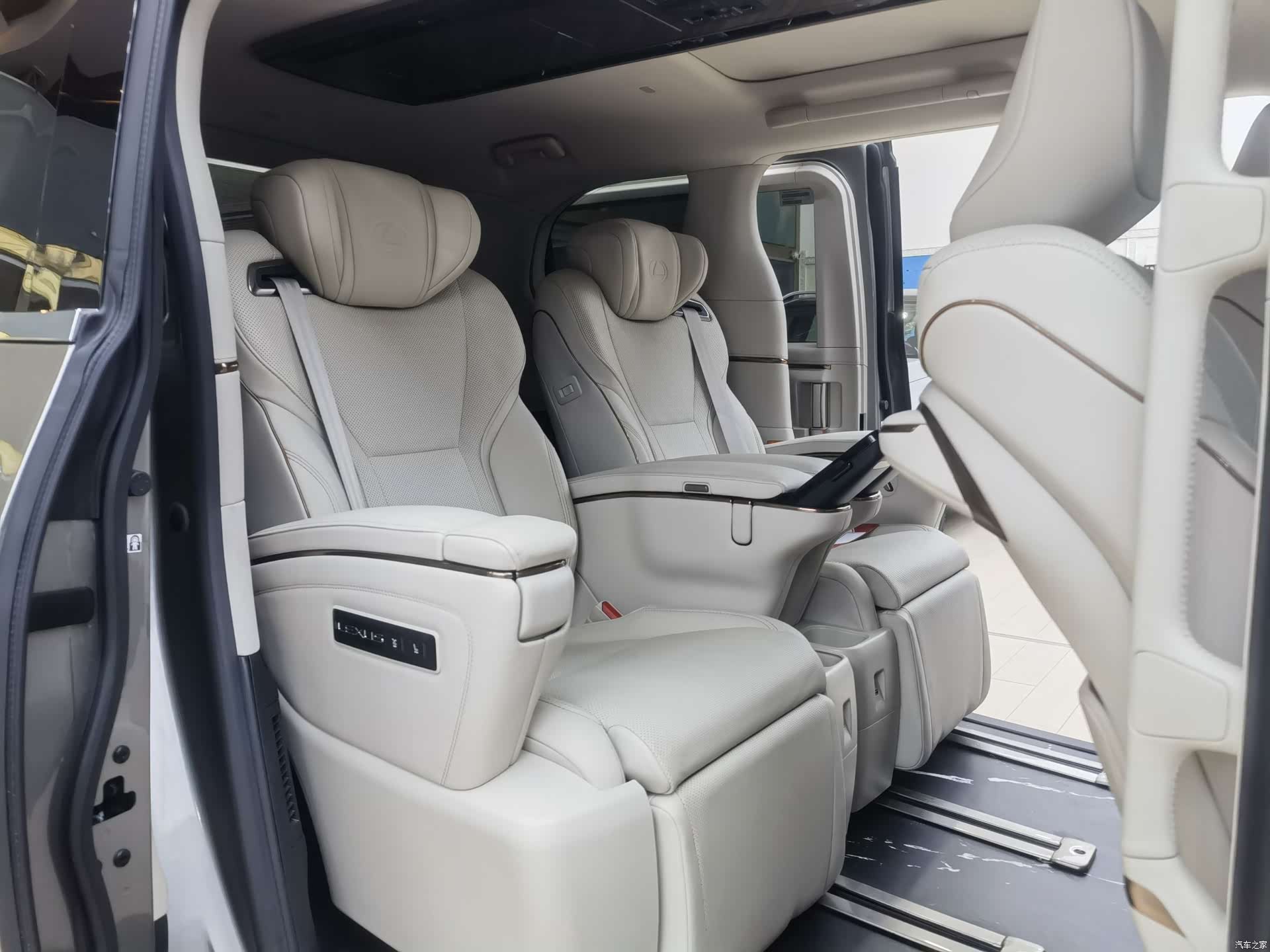 Lexus LM, 2024 16