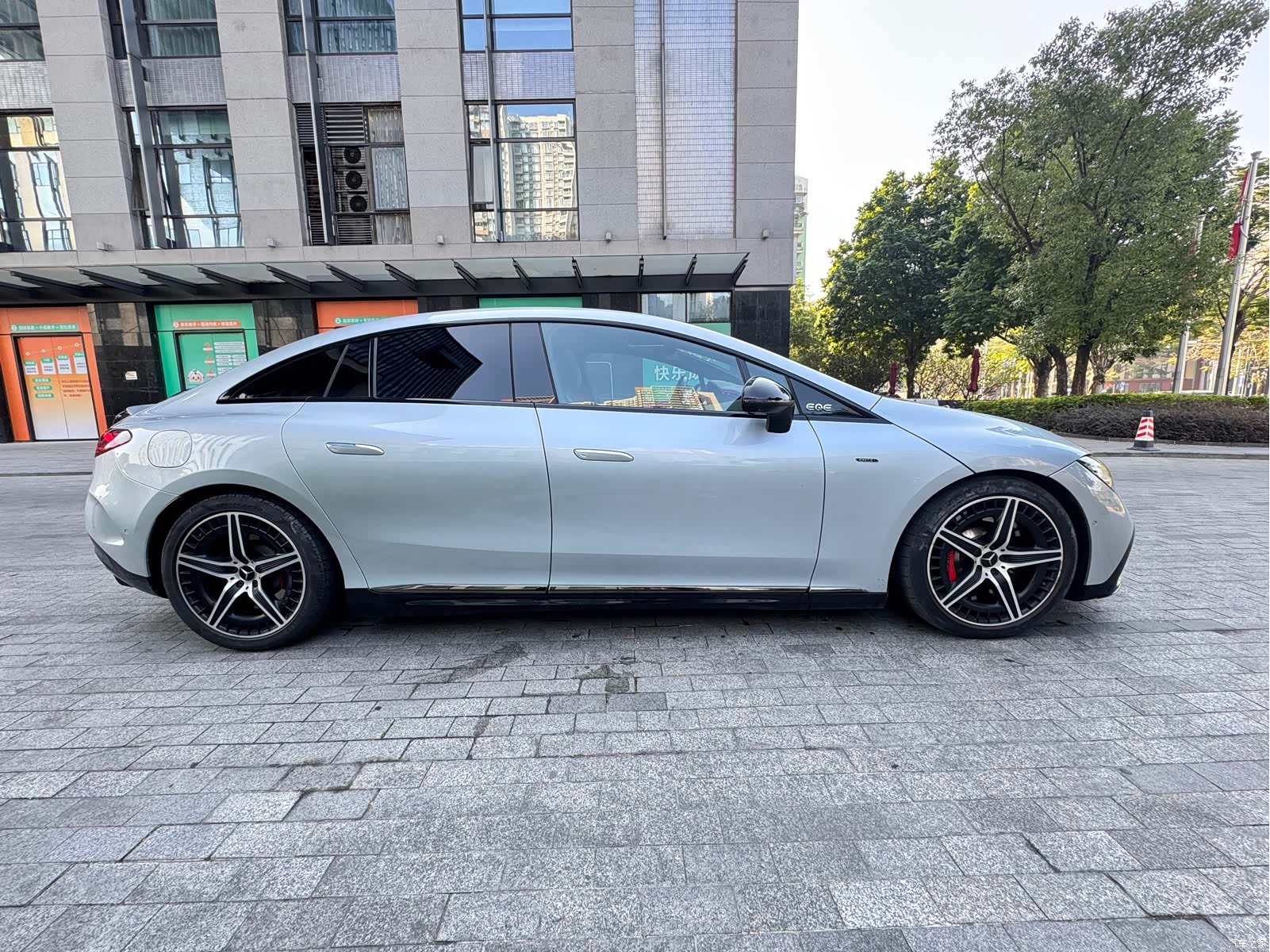 Mercedes-Benz EQE, 2023 8
