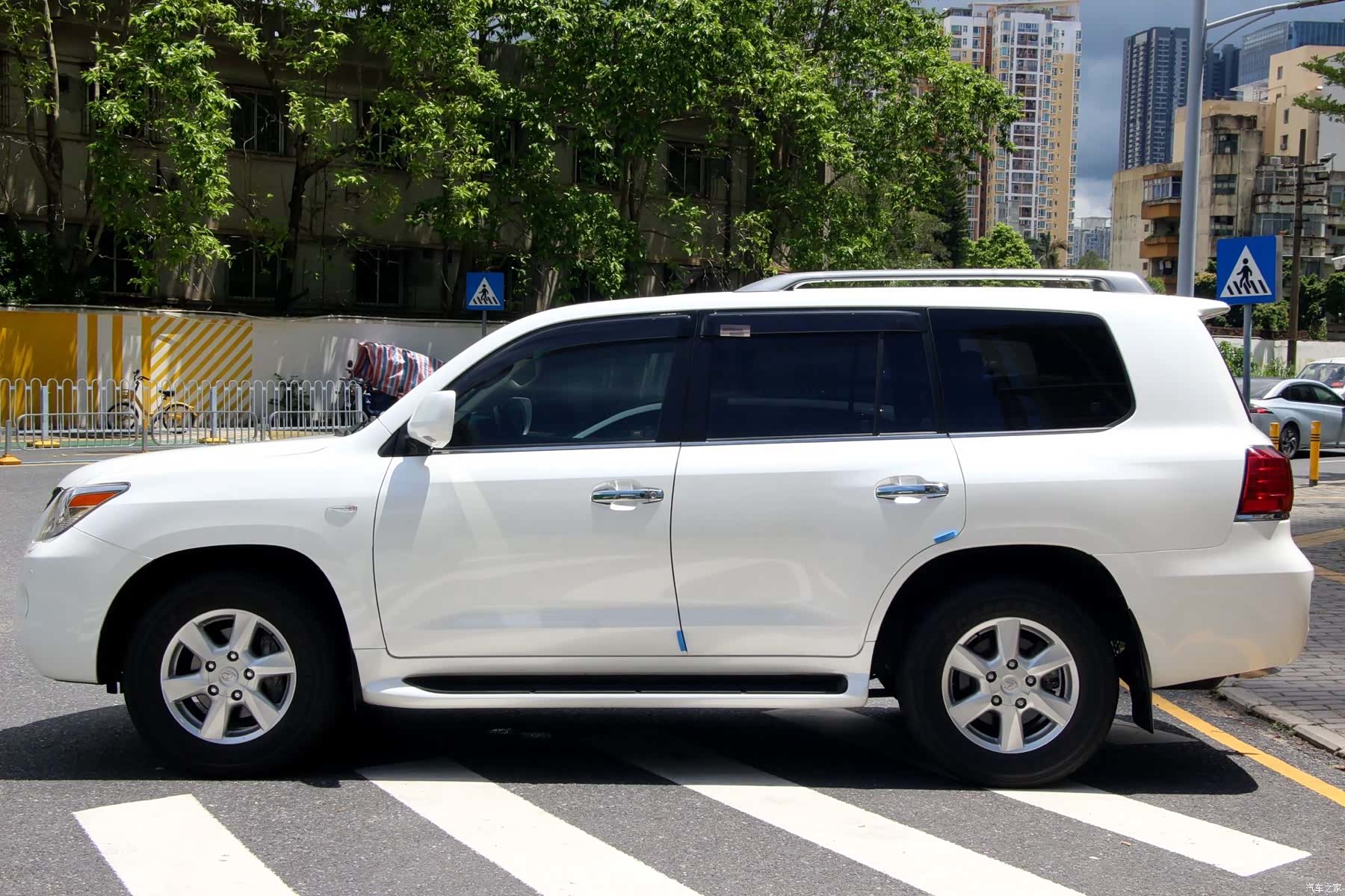 Lexus LX, 2012 3