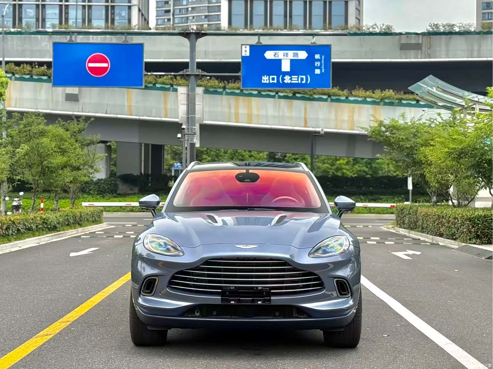 Aston Martin DBX, 2022 2