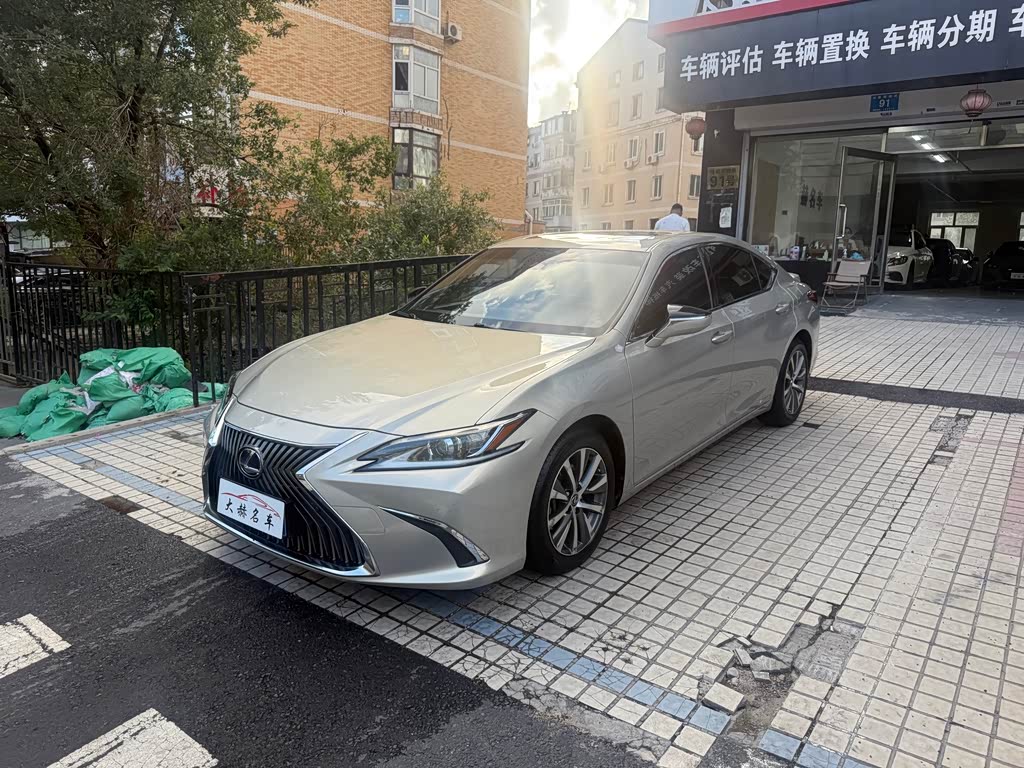 Lexus ES