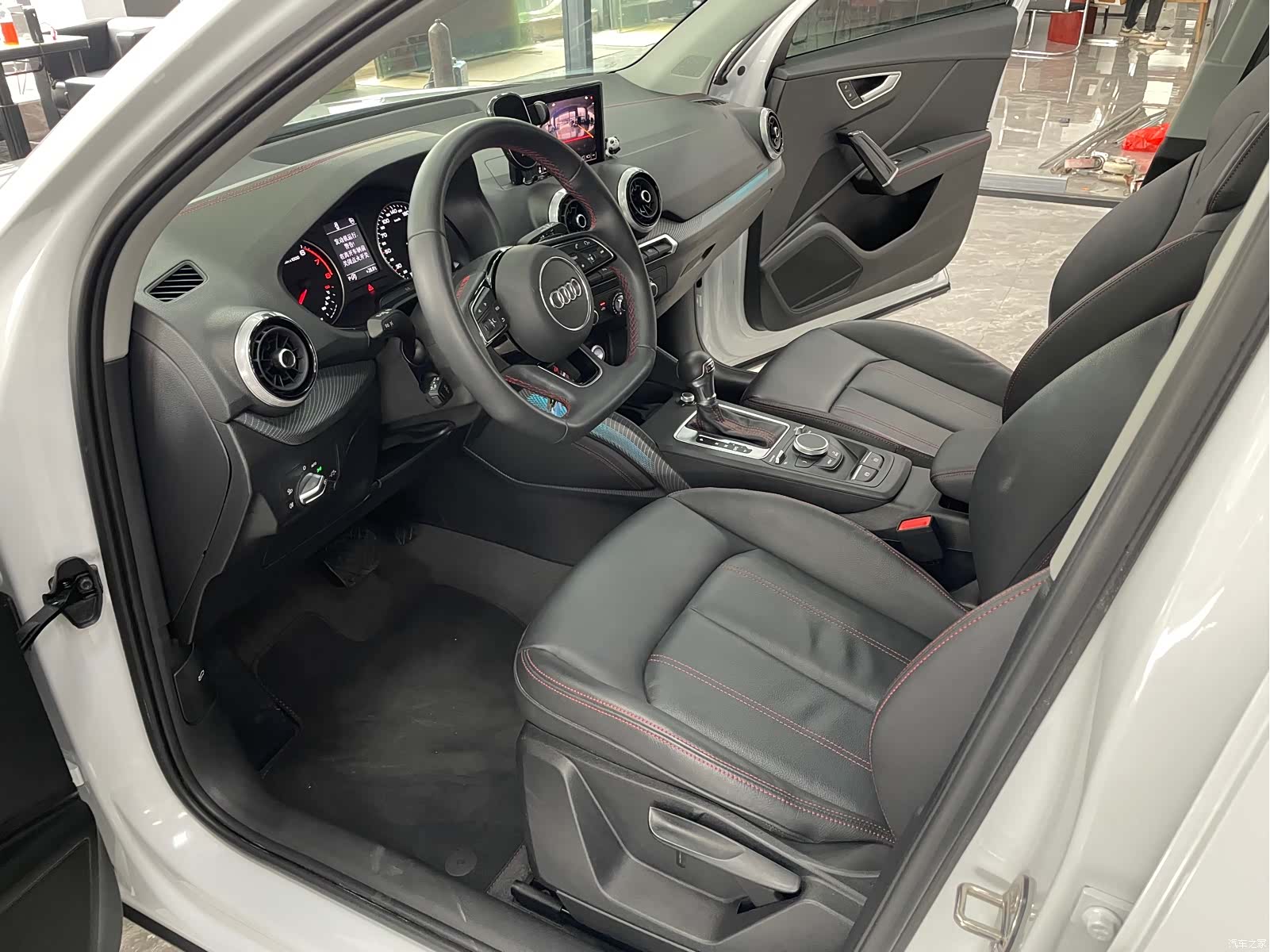 Audi Q2L, 2023 все фото