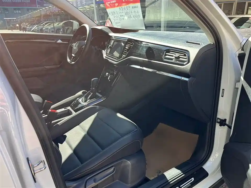 Volkswagen T-ROC exploring Songs