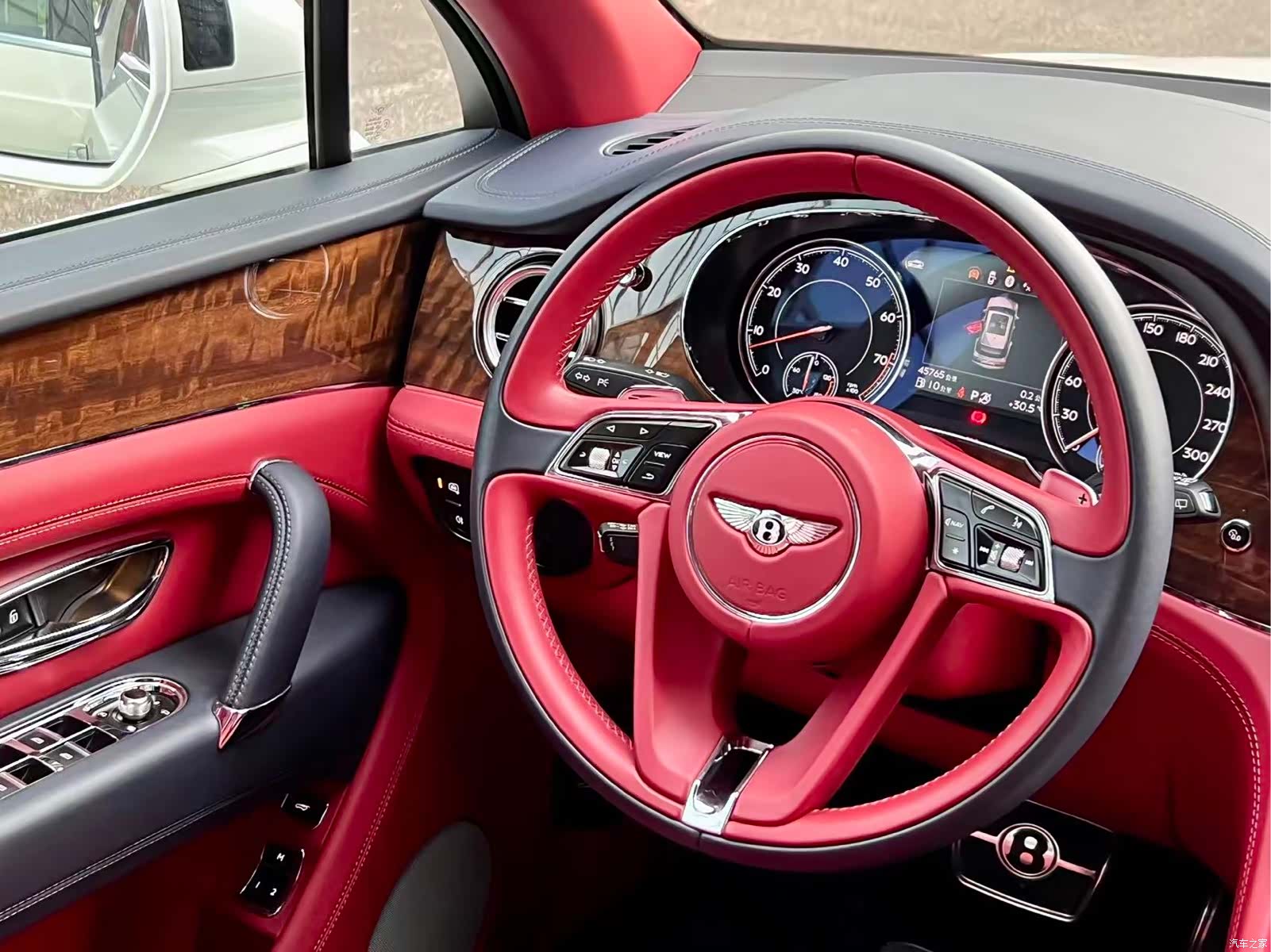 Bentley Bentayga, 2020 7